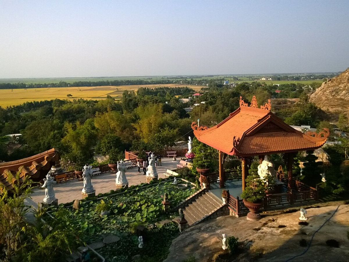 Châu Đốc là vùng đất sở hữu cảnh quan đa dạng và nhiều công trình tâm linh đặc sắc.