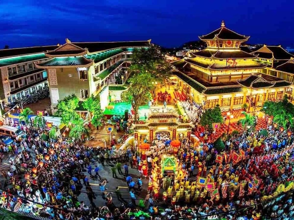 Miếu Bà Chúa Xứ là điểm đến nổi bật tại Châu Đốc, mang đậm màu sắc tín ngưỡng của vùng Tây Nam Bộ.