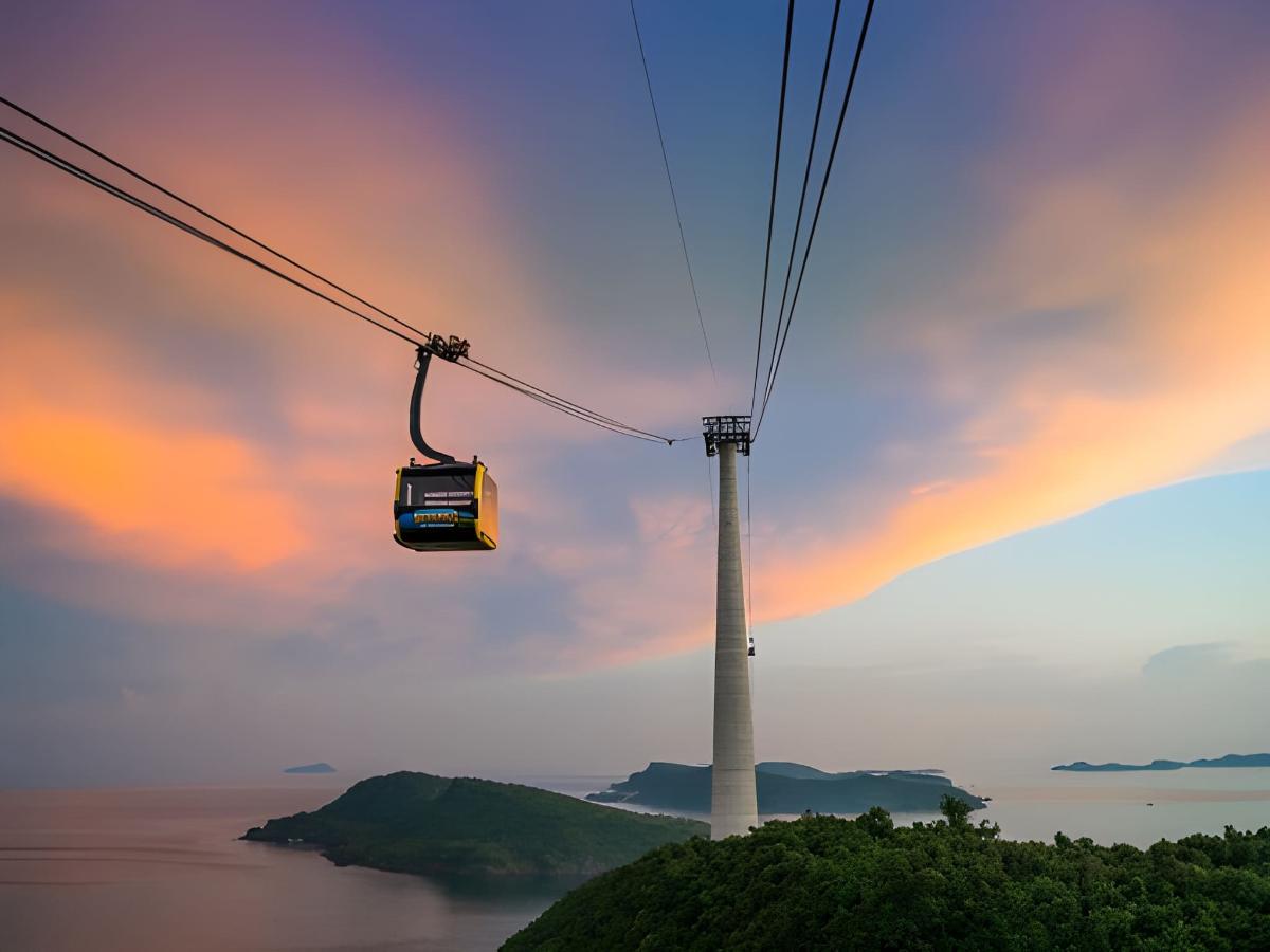 Cáp treo Hòn Thơm nhìn từ trên cao với toàn cảnh biển đảo.