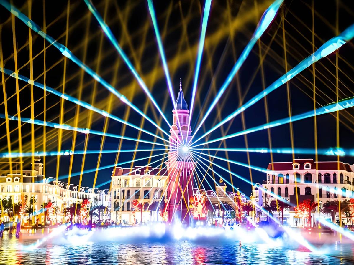 Show diễn ngoài trời tại Grand World với hiệu ứng đặc sắc.