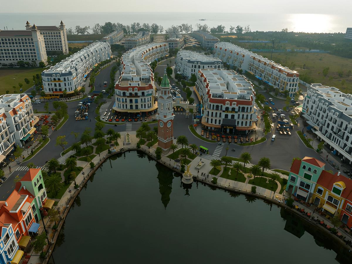 Kênh đào Venice tại Grand World Phú Quốc với dãy nhà rực rỡ.