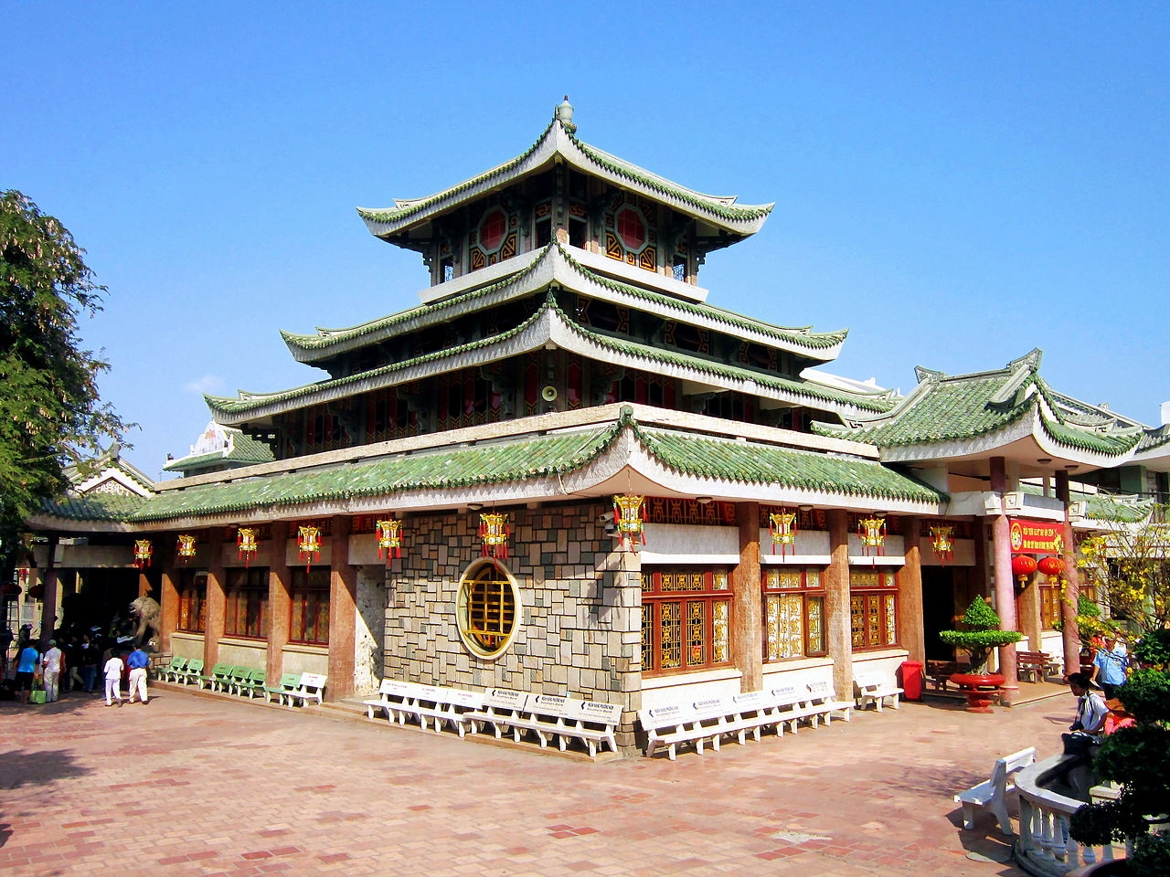 Miếu Bà Chúa Xứ Núi Sam nơi linh thiêng của người dân Nam bộ.