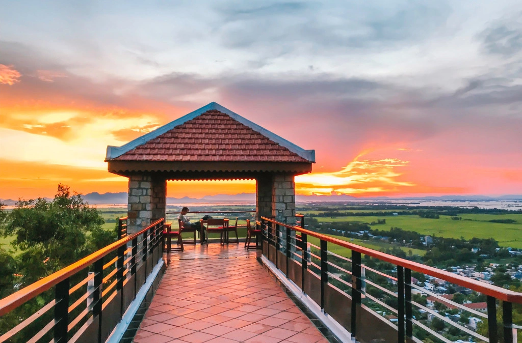 Đặt phòng sớm vào mùa cao điểm sẽ giúp chuyến du lịch Châu Đốc tự túc tiết kiệm đáng kể chi phí.