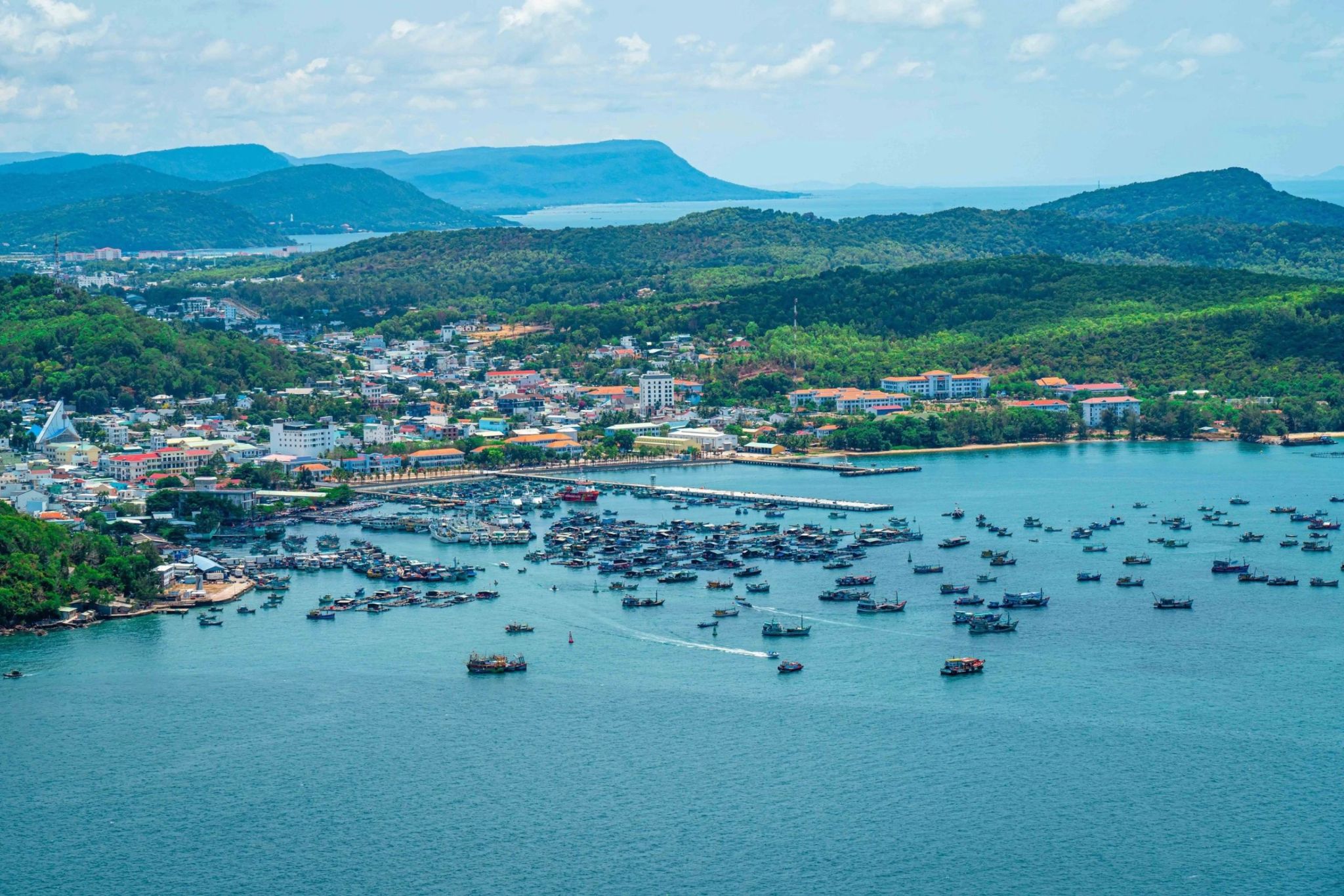 Cảng An Thới nhìn từ trên cao, nơi hoạt động tàu cá góp phần tạo nên nhịp sống biển đặc trưng của Nam đảo Phú Quốc.