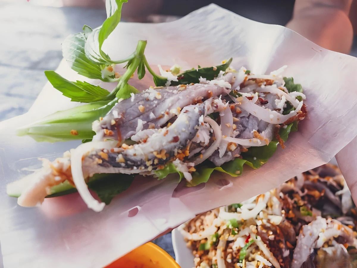 Gỏi cá trích cuốn bánh tráng là một trong những món ăn đặc trưng của Phú Quốc