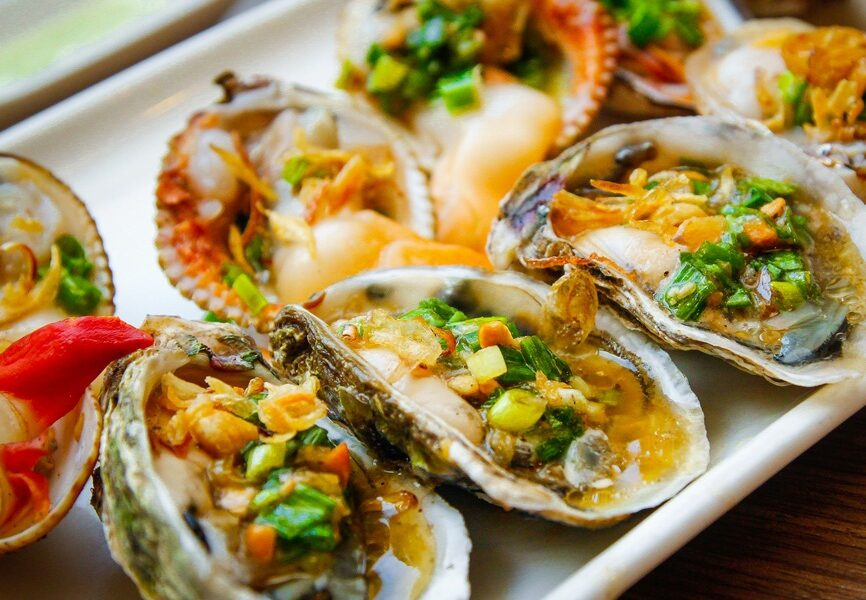 Nguồn hải sản tươi ngon từ vùng biển bao quanh đảo tạo nền tảng vững chắc cho bản sắc ẩm thực Phú Quốc.