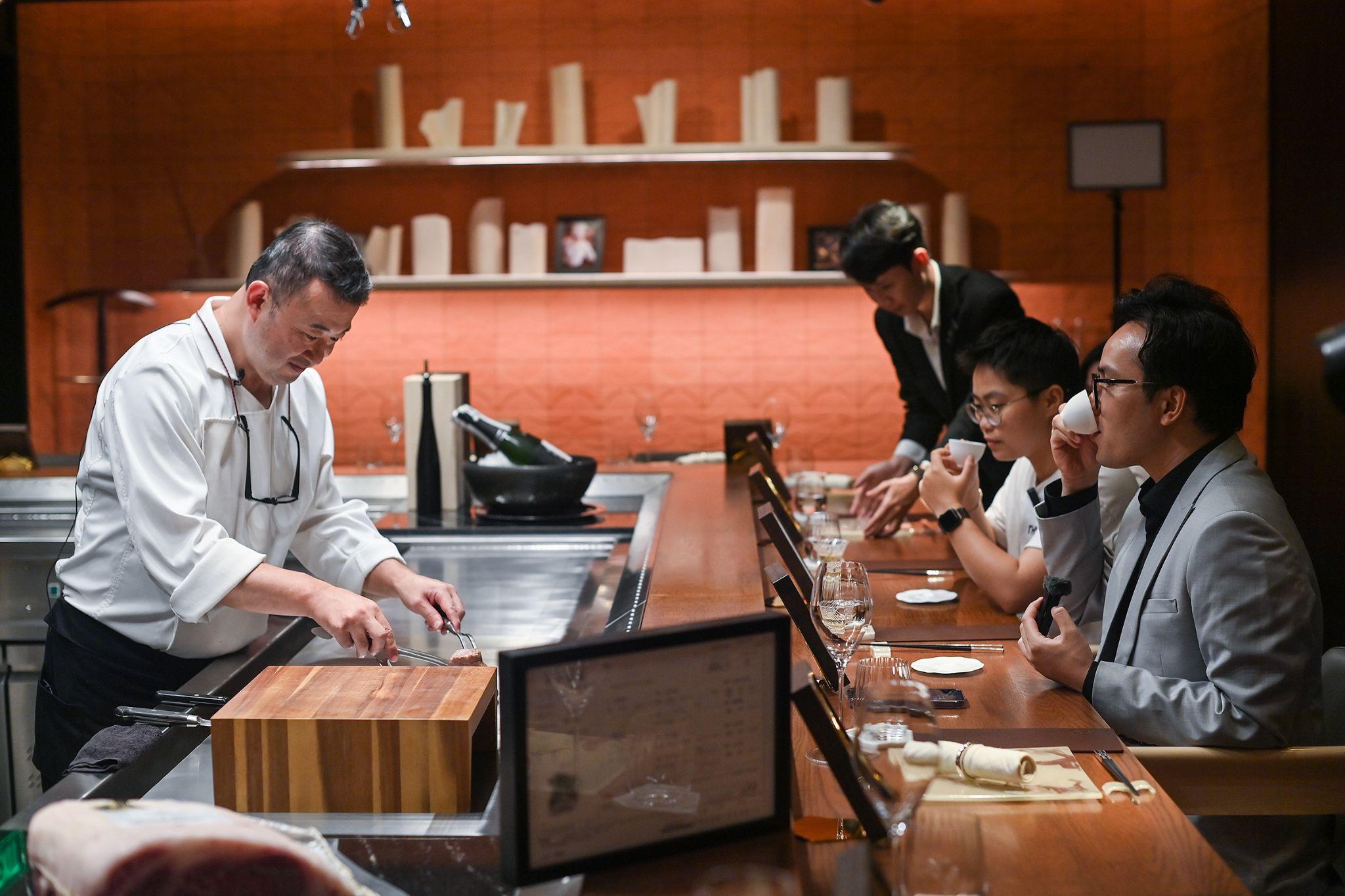 Bên cạnh kiến trúc nghệ thuật, Capella Hanoi tạo dấu ấn đặc biệt khi sở hữu nhà hàng 1 sao Michelin cùng hai địa điểm được Michelin Guide vinh danh, giúp du khách có thêm nhiều trải nghiệm du lịch đẳng cấp tại thủ đô&nbsp;