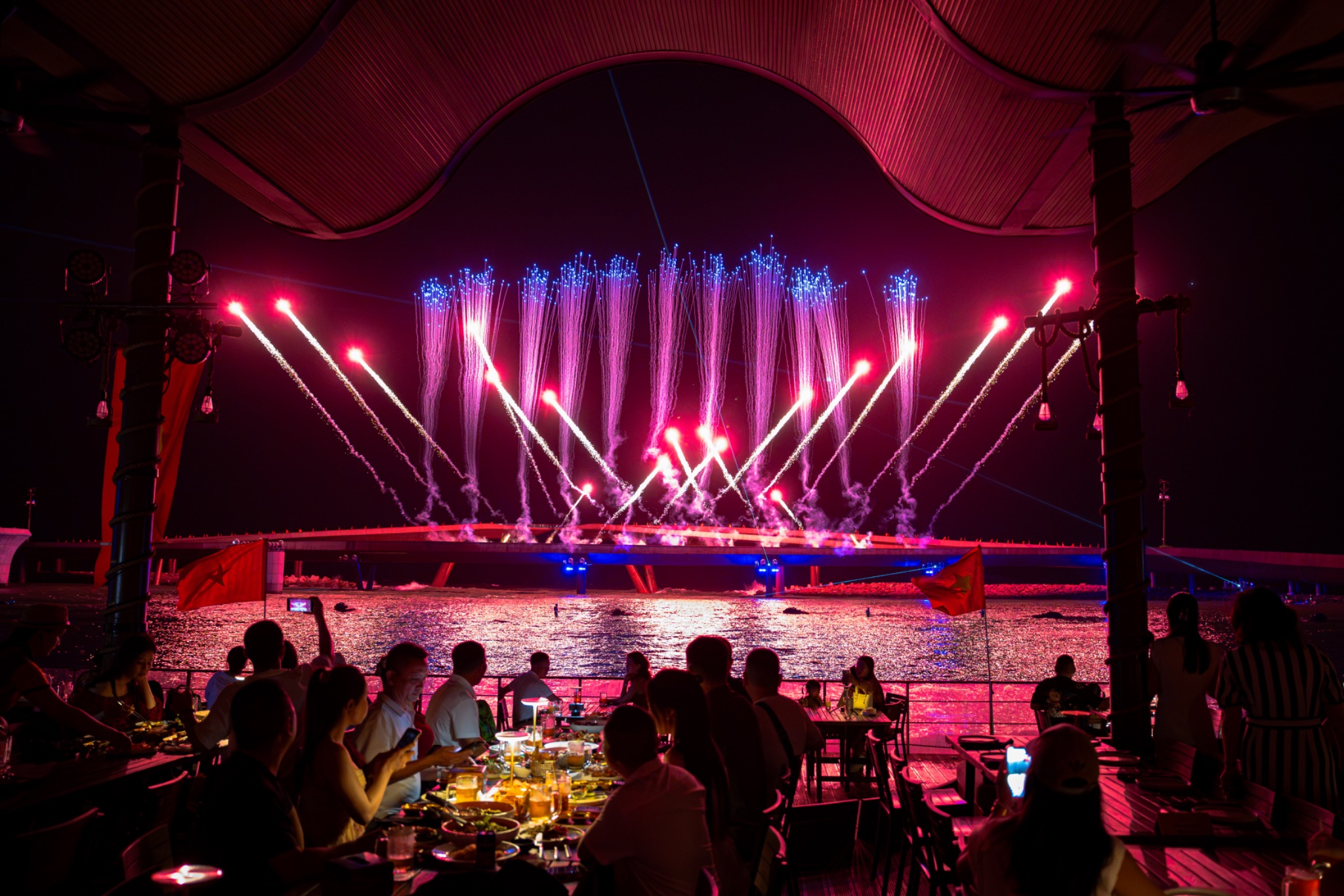 Show diễn Symphony of the Sea được kết nối với nhà hàng bia ven biển Sun Bavaria GastroPub cho thấy cách tổ chức sản phẩm theo chuỗi.