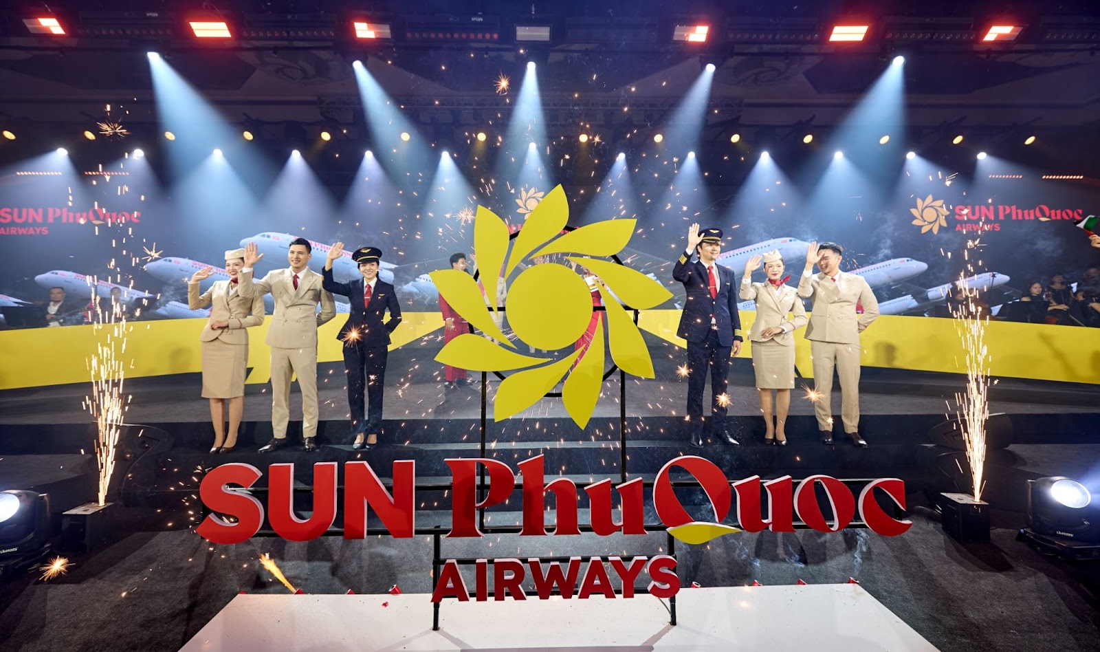 Hãng hàng không Sun PhuQuoc Airways công bố đồng phục đội bay trong lễ ra mắt đầy ấn tượng