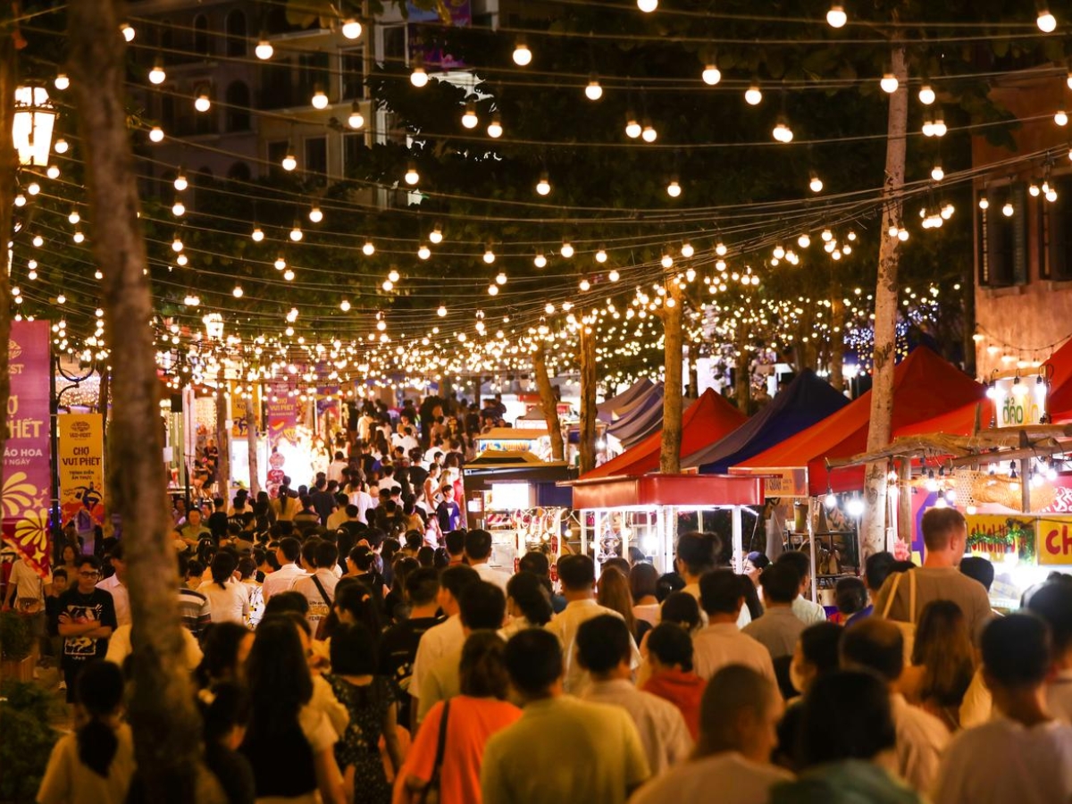 Không khí sôi động, nhộn nhịp tại chợ đêm Vui Phết. 