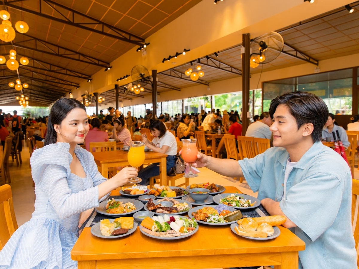 Thưởng thức buffet với thực đơn hơn 200 món tại nhà hàng Mango. 