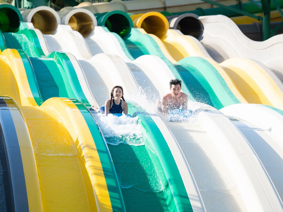 Chuẩn bị đồ bơi để tận hưởng trọn vẹn các trò chơi tại Sun World Hon Thom.