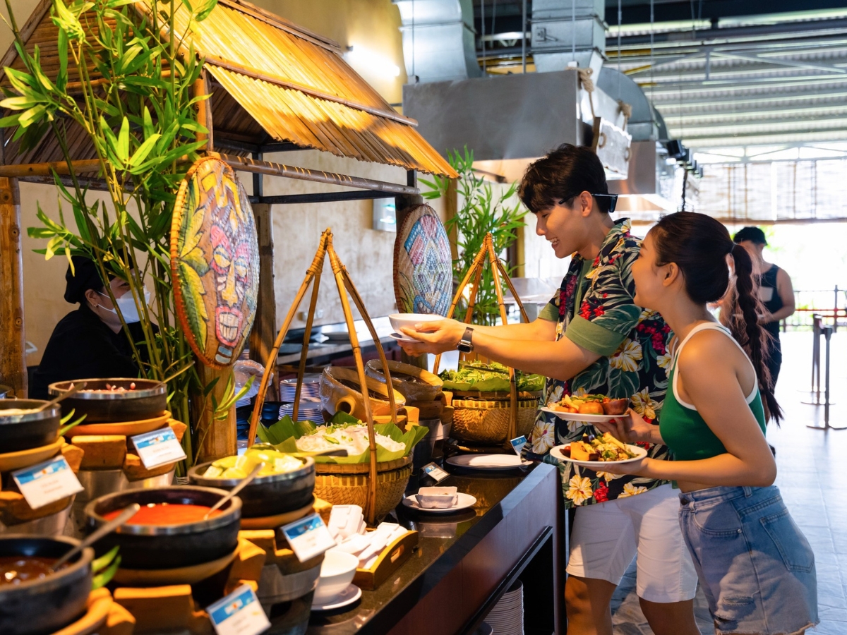 Thưởng thức ẩm thực tại nhà hàng buffet Mango. 
