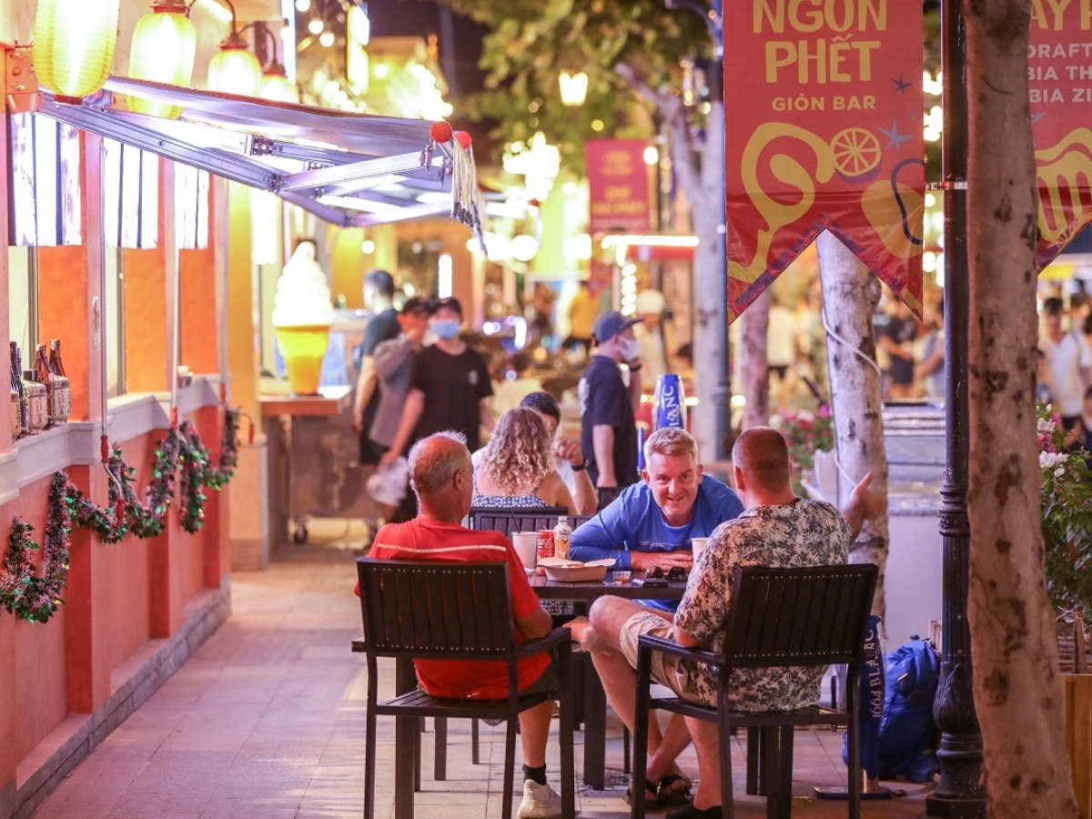 Dạo chợ đêm Vui Fest và thưởng thức những món ăn ngon.