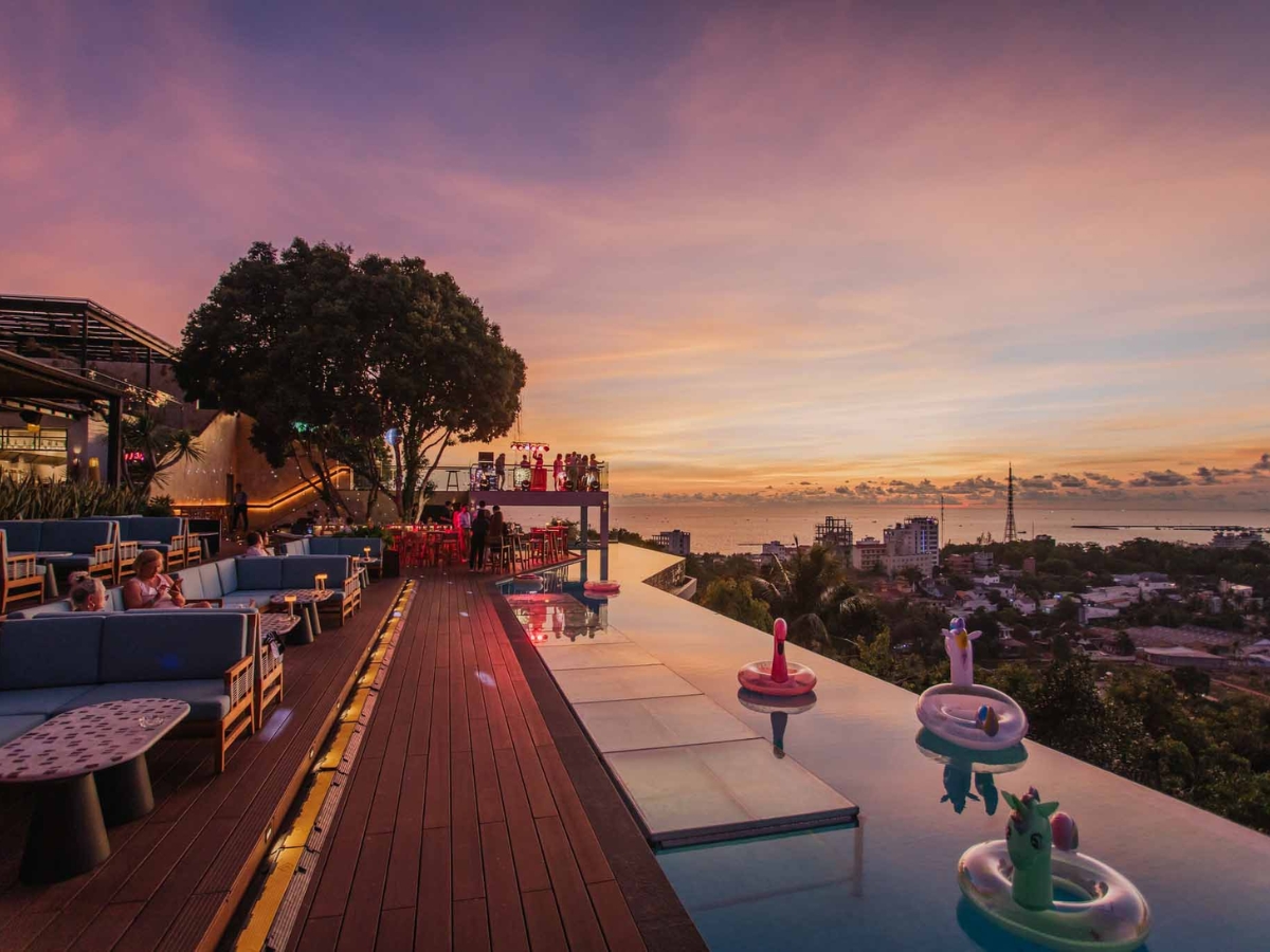 Thưởng thức cà phê và ngắm cảnh hoàng hôn lãng mạn.