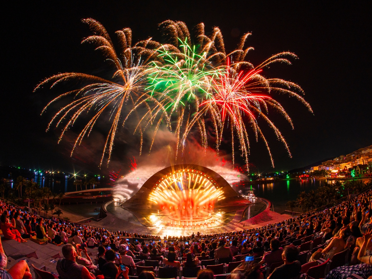 Thưởng thức show diễn Kiss of The Sea cùng màn pháo hoa rực rỡ.