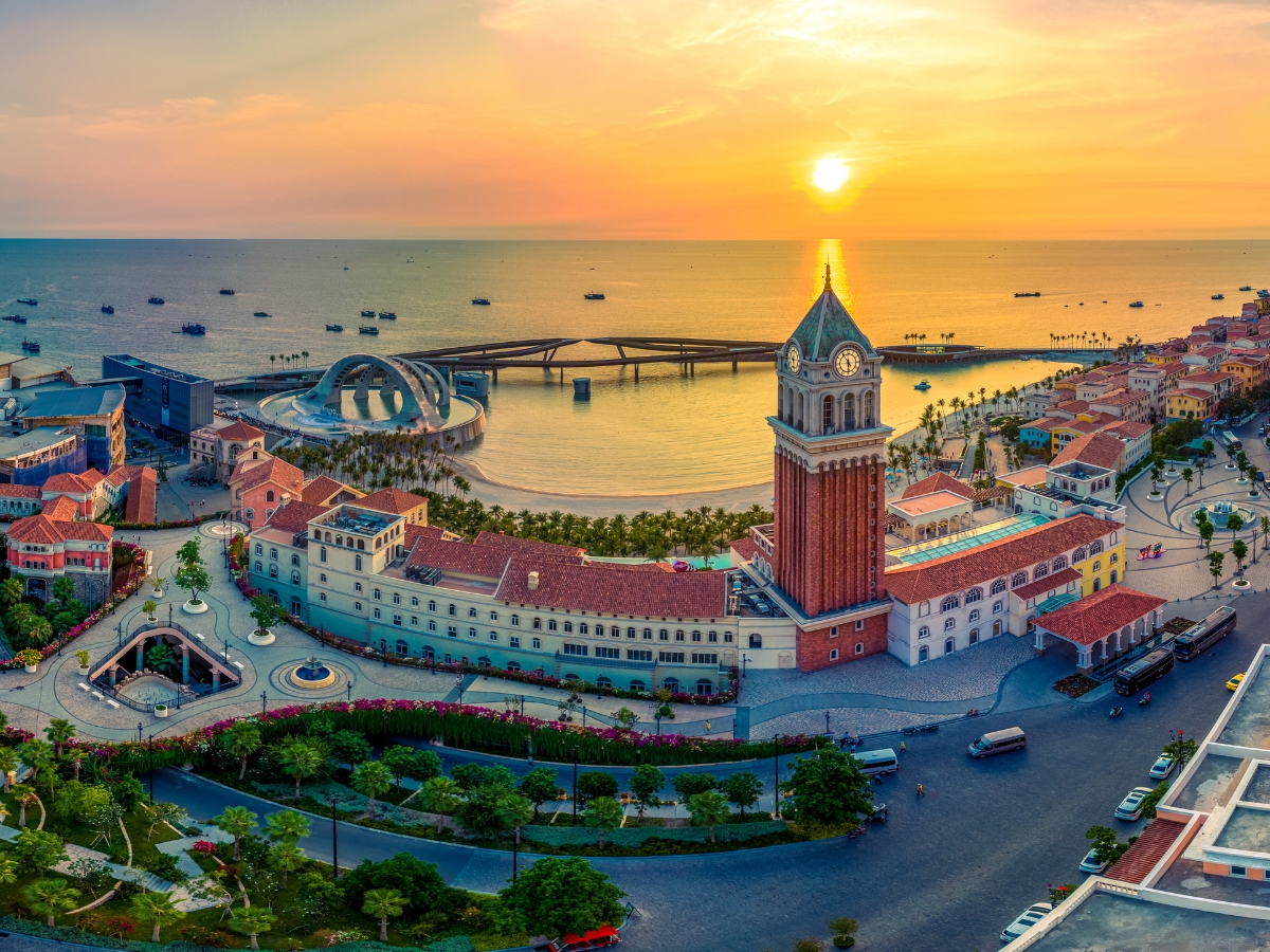 Tham quan và vui chơi tại Thị trấn Hoàng Hôn.