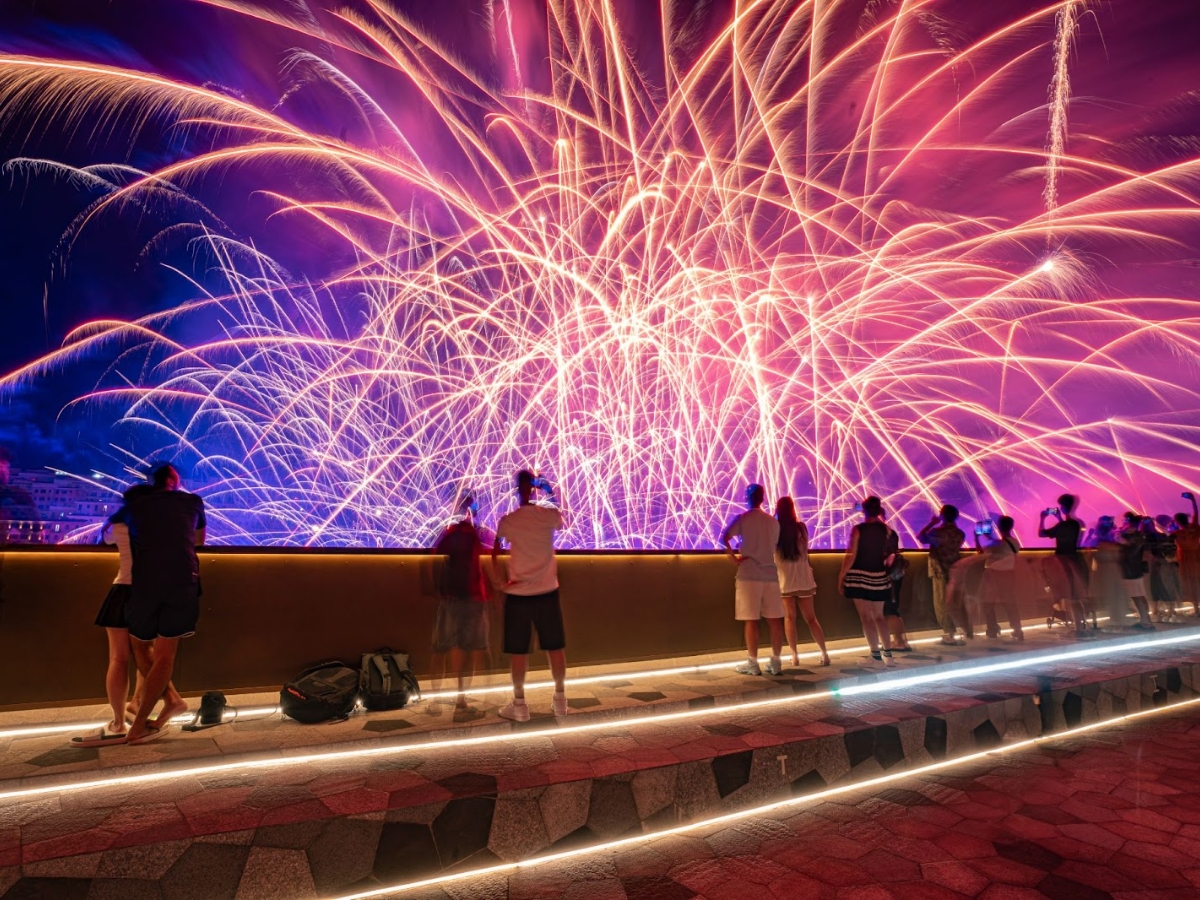 Du khách chiêm ngưỡng màn pháo hoa đẹp mắt từ Cầu Hôn Phú Quốc.