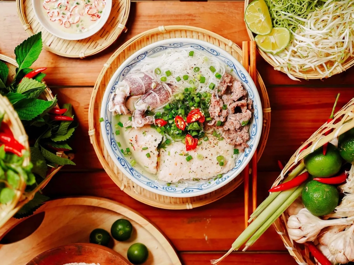 Thưởng thức món bún quậy với nước dùng ngọt thanh và hải sản tươi ngon.