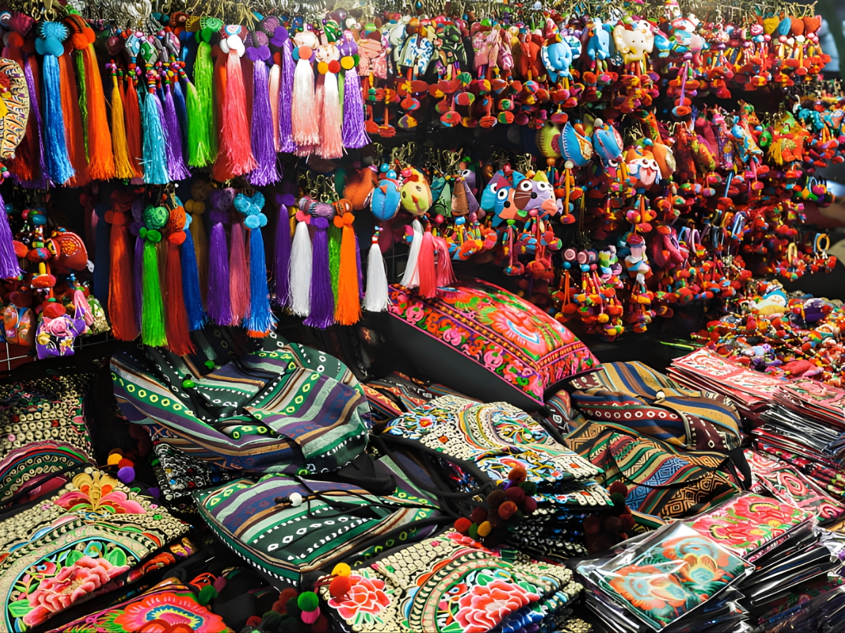 Du khách có thể ghé các khu chợ tại Phú Quốc để mua quà sau chuyến du lịch.