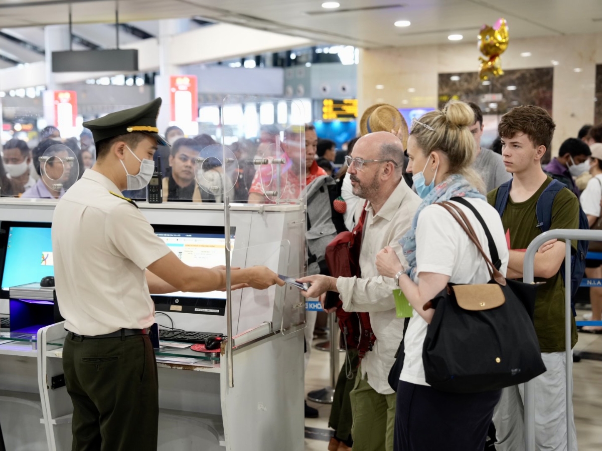 Du khách nên đến sớm để làm thủ tục check-in. 