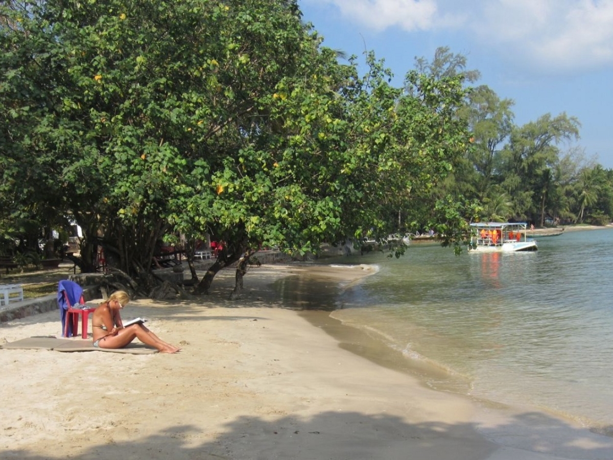 Visitors can relax and sunbathe on Cua Can beach.