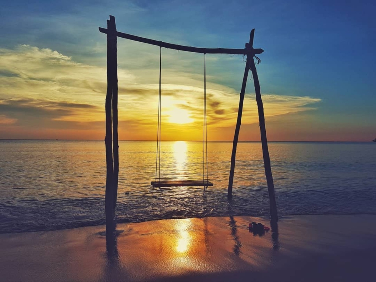 Khung cảnh hoàng hôn lãng mạn tại Bãi Ông Lang