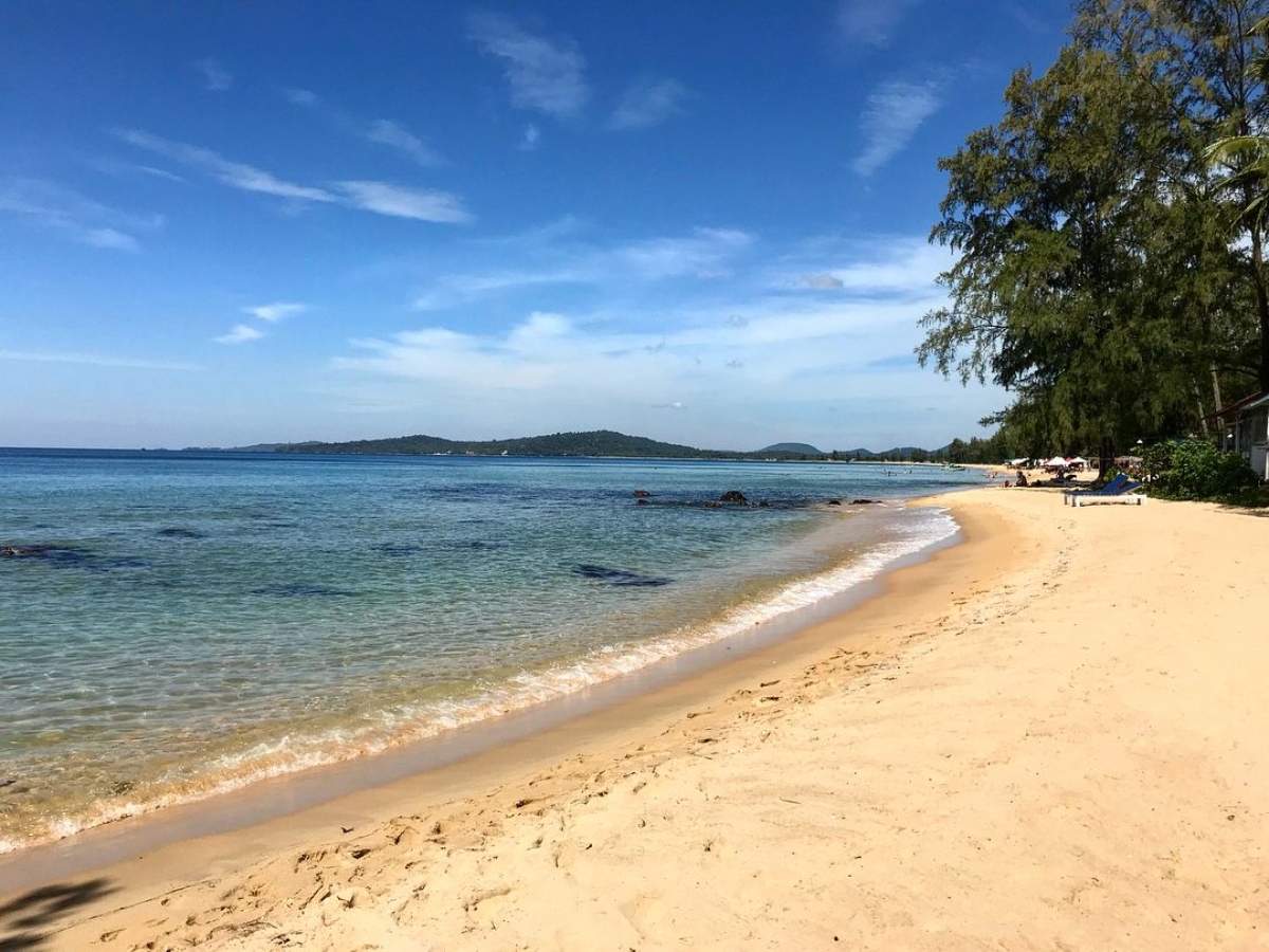 Bãi Ông Lang là một trong những bãi biển yên bình và thơ mộng nhất tại đảo Ngọc