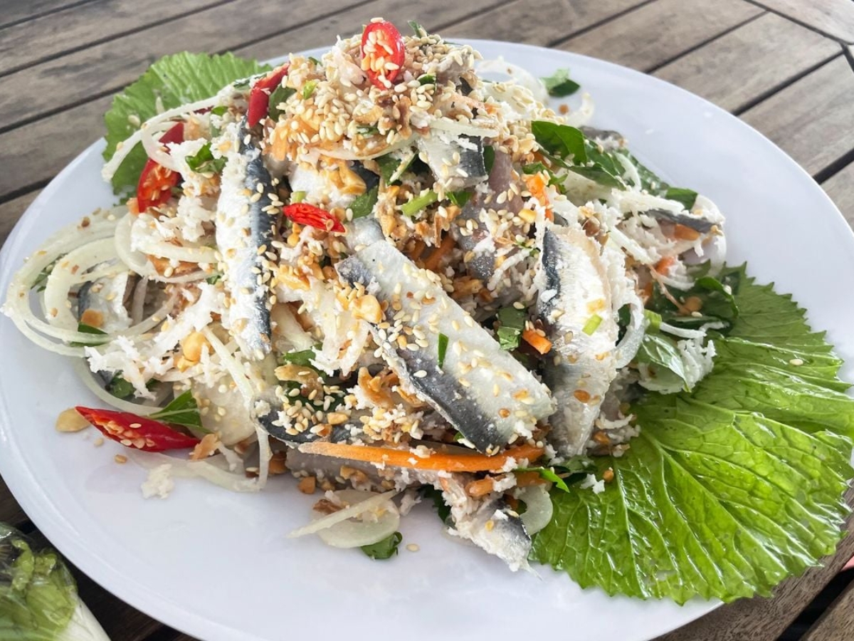 Thưởng thức món gỏi cá trích trứ danh