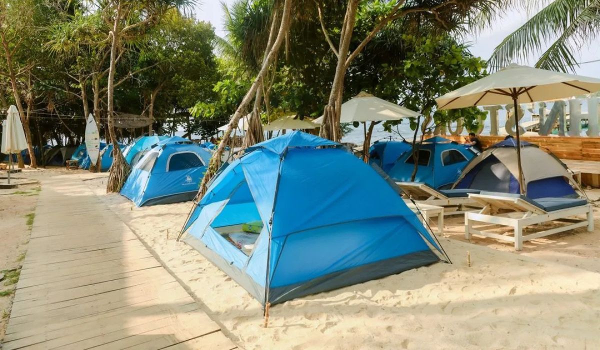Du khách có thể cắm trại ven bờ biển để tận hưởng làn gió mát của biển