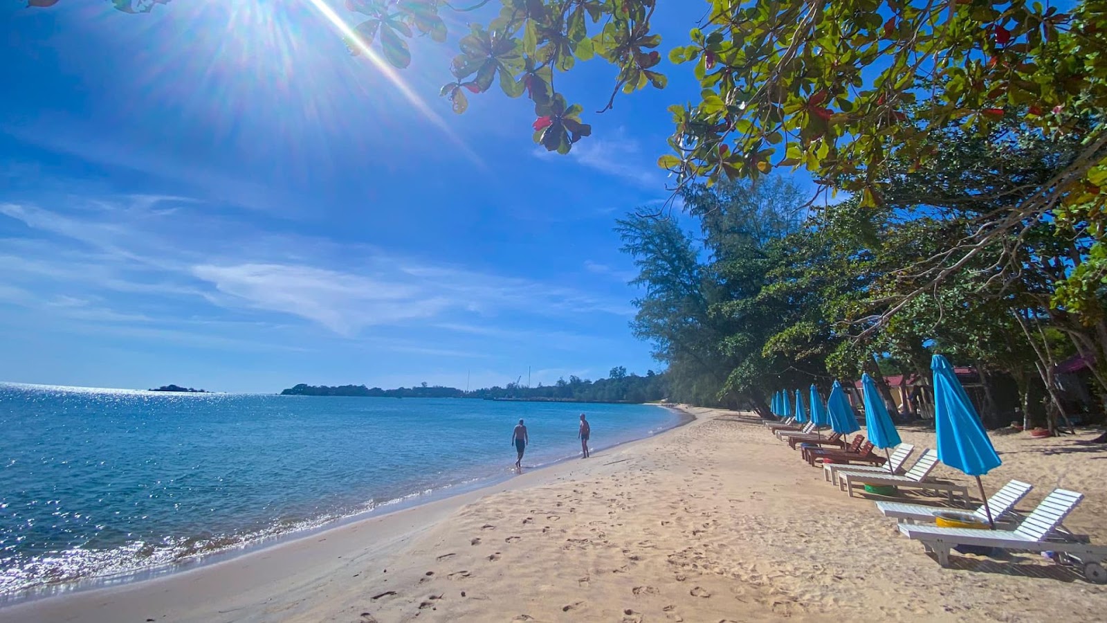 Bãi Vũng Bầu được du khách biết đến với vẻ đẹp thiên nhiên hoang sơ, yên bình