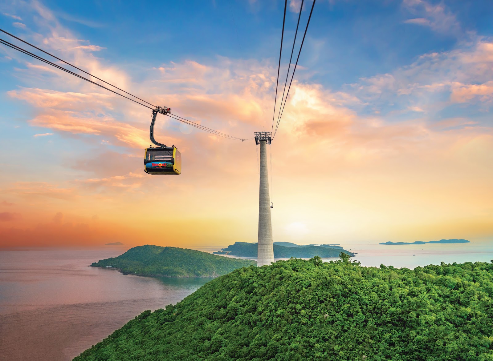 Từ cabin cáp treo du khách có thể ngắm biển Nam đảo hùng vĩ