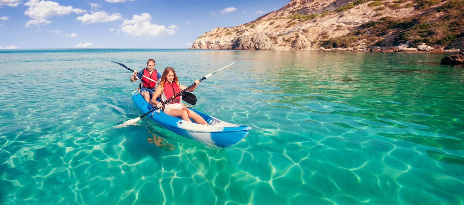 Du khách chèo kayak ngắm làn nước trong xanh của Bãi Vũng Dầu