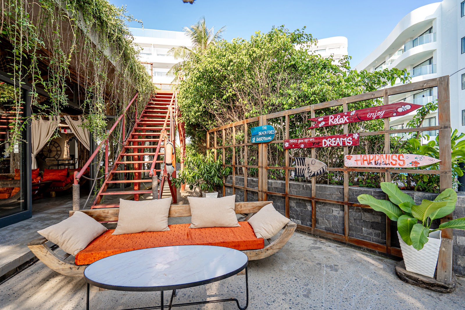 Du khách có thể thư giãn tại Chill Sunset Beach Bar