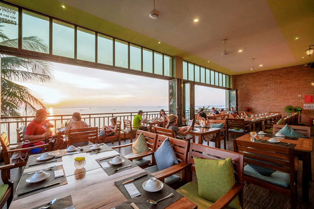 Không gian sang trọng và view biển ấn tượng của nhà hàng Xin Chào Phú Quốc