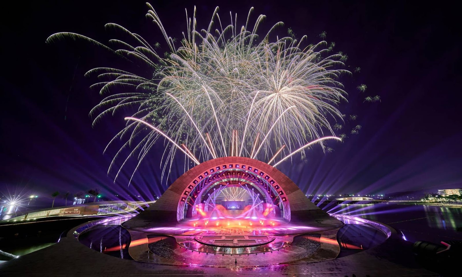 Màn pháo hoa rực rỡ của show Kiss of The Sea - Nụ hôn của Biển cả