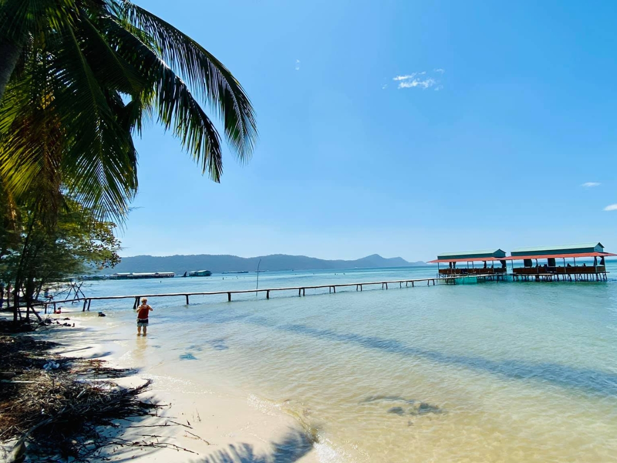 Bãi biển Rạch Tràm trong xanh với bãi cát trải dài, lý tưởng để tắm biển và thư giãn.