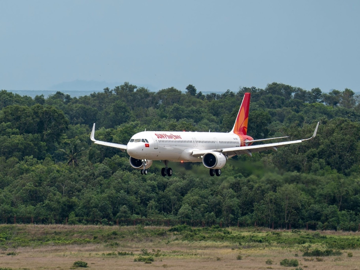 Di chuyển bằng máy bay đến Phú Quốc là phương án nhanh chóng, thuận tiện nhất.