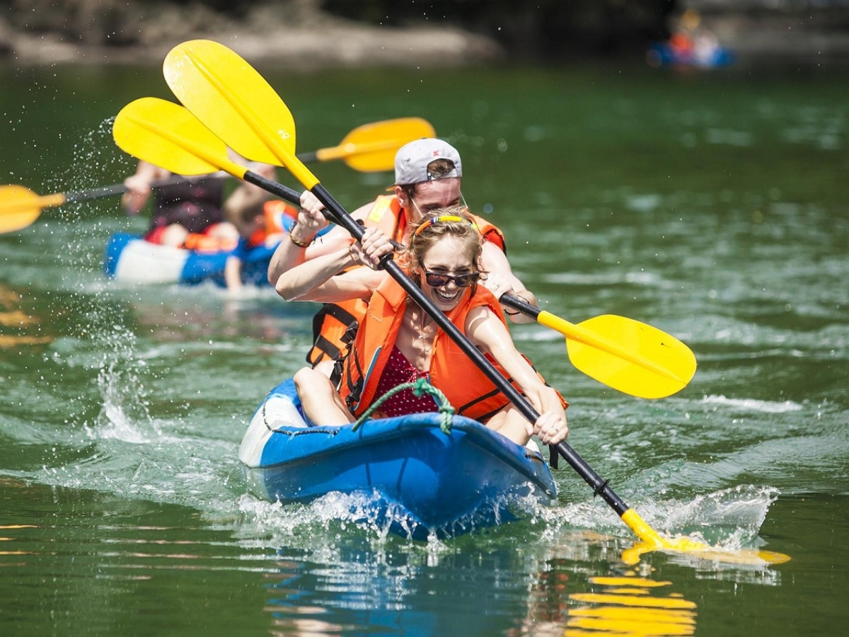 Du khách chèo thuyền kayak và tham quan Cửa Cạn (Phú Quốc). 