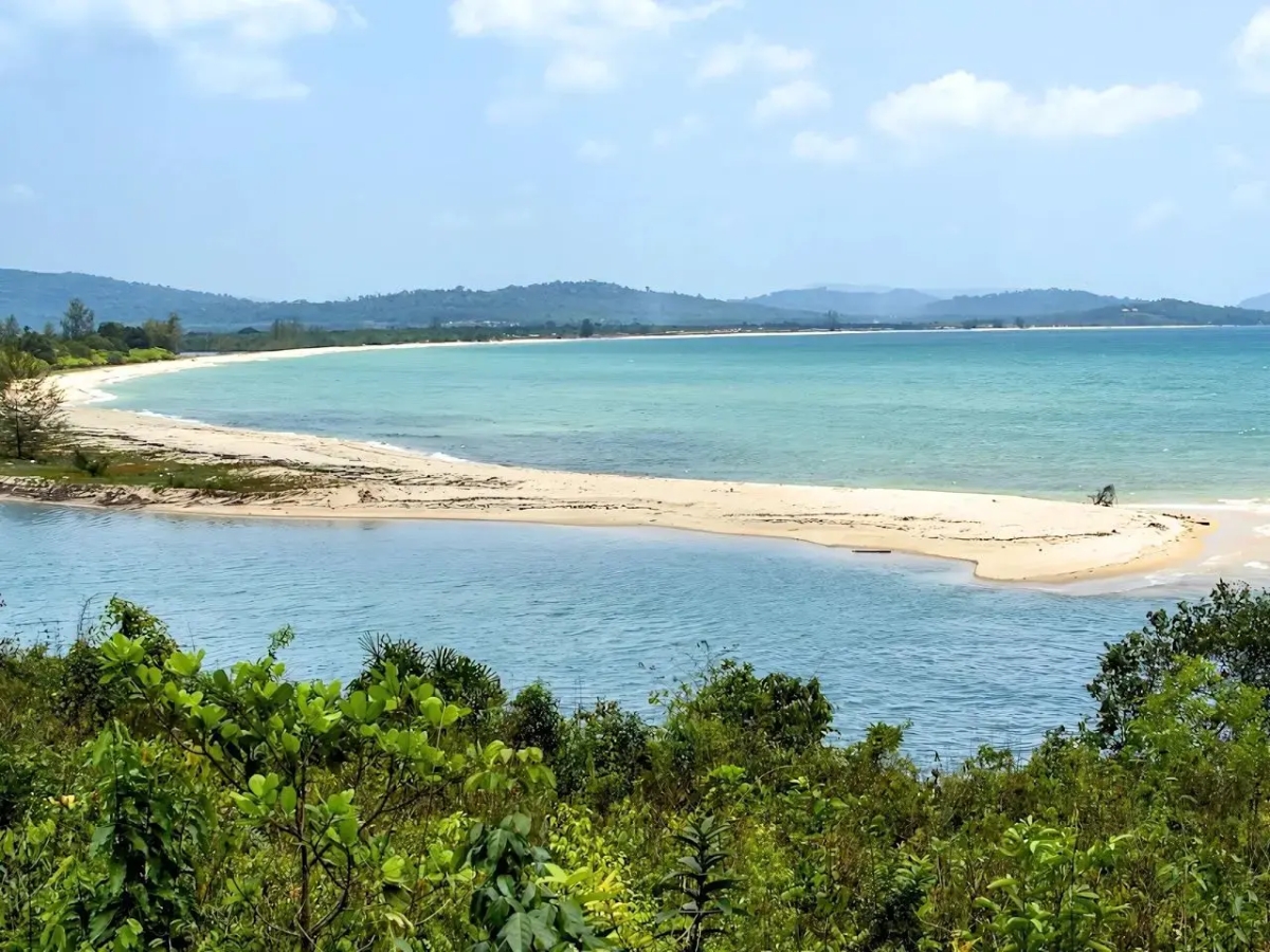 Cửa Cạn (Phú Quốc) là một vùng biển yên bình thuộc đặc khu Phú Quốc, tỉnh An Giang.