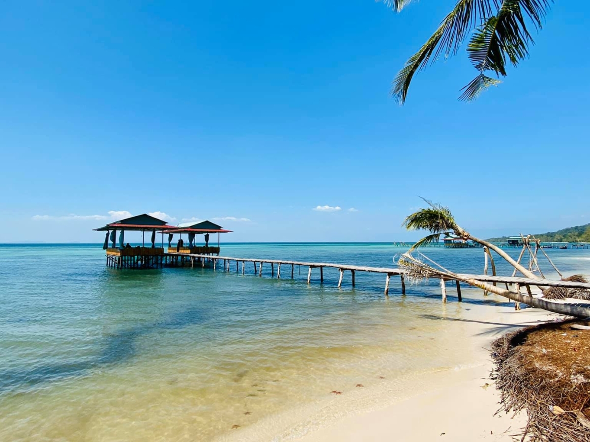 Tham quan làng chài Rạch Vẹm và tận hưởng không khí yên bình nơi đây. 