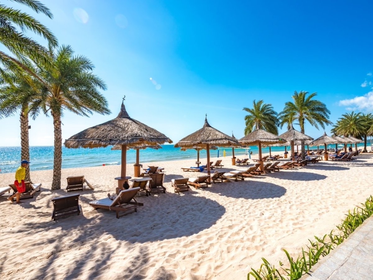 Tham quan, tắm biển và vui chơi tại Bãi Dài. 