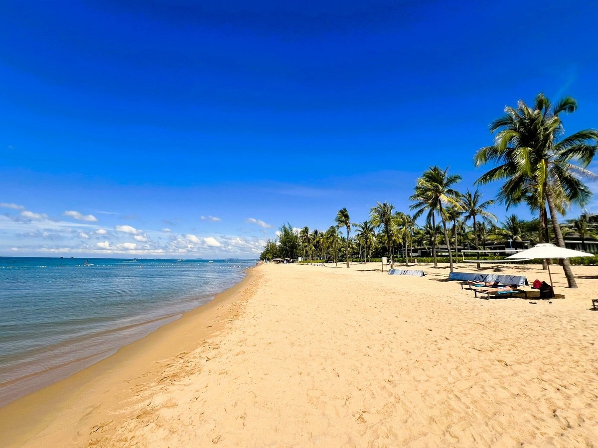 Bãi Trường là bãi biển dài nhất đảo Ngọc với chiều dài hơn 20 km