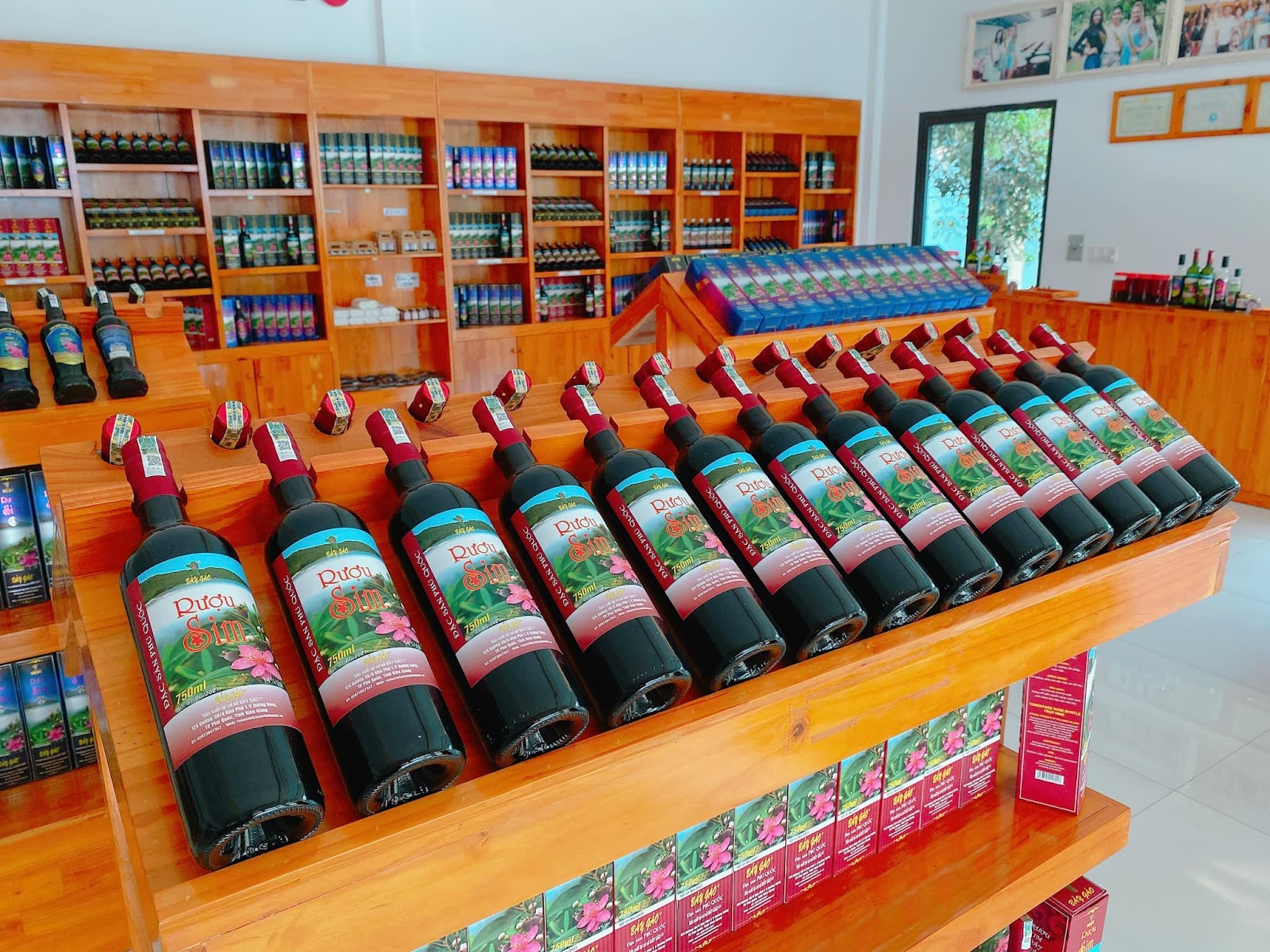 Rượu sim Bảy Gáo được ủ lên men theo phương pháp thủ công để có vị ngọt và ấm nồng đặc trưng.