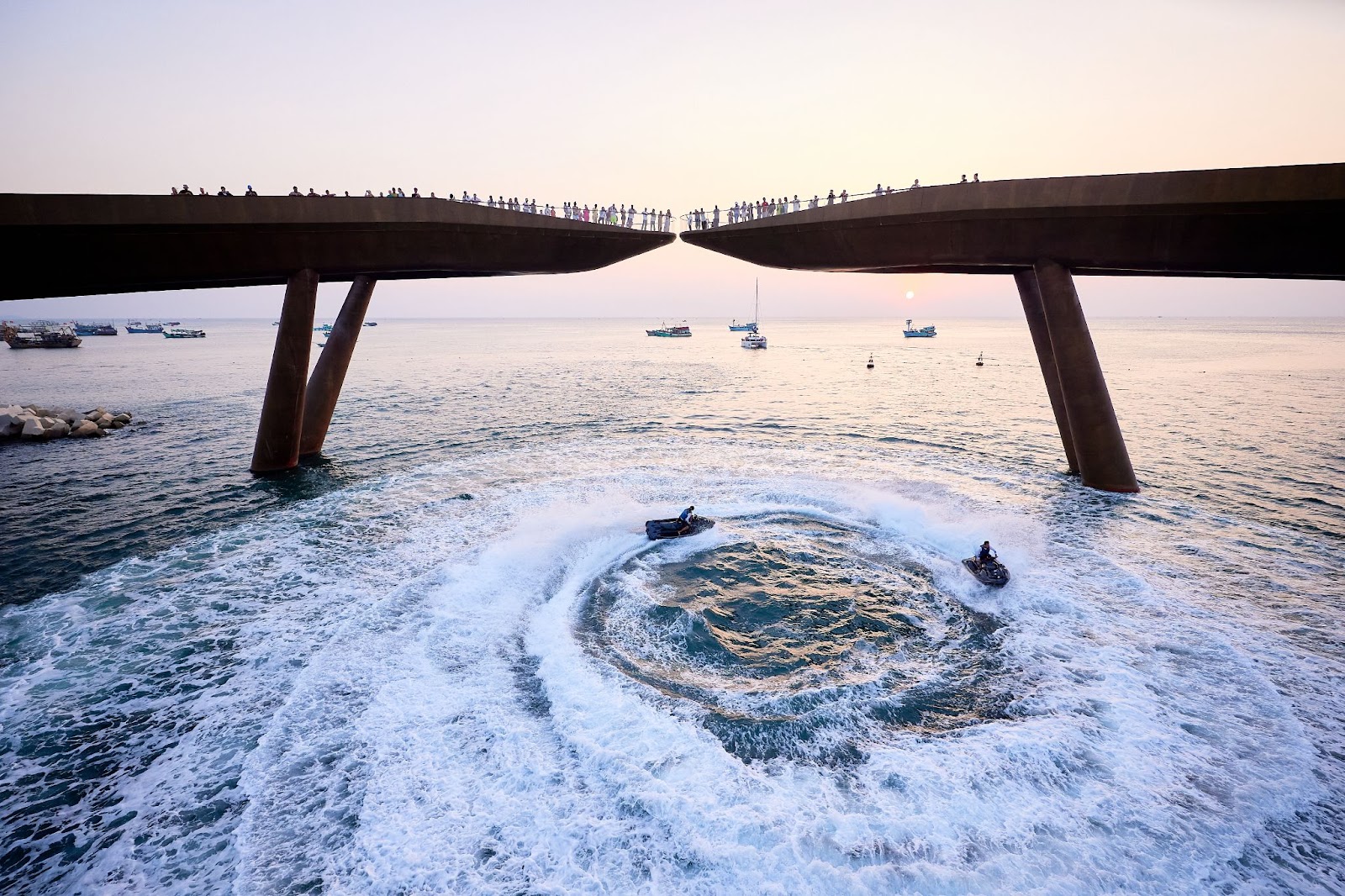 Chiêm ngưỡng show Awaken Sea tại Cầu Hôn