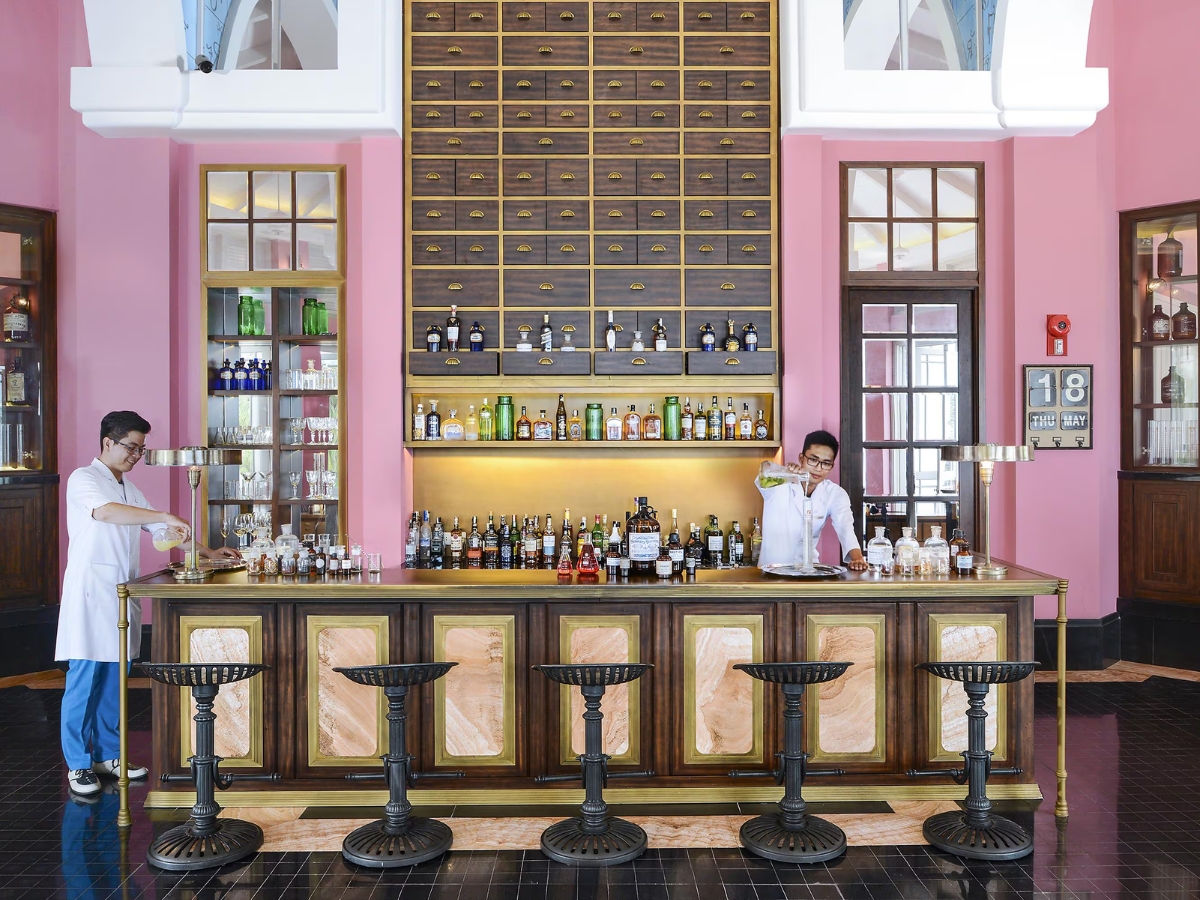 Department of Chemistry Bar với thiết kế như một phòng thí nghiệm hóa học của Đại học Lamarck. Department of Chemistry Bar với thiết kế như một phòng thí nghiệm hóa học của Đại học Lamarck.