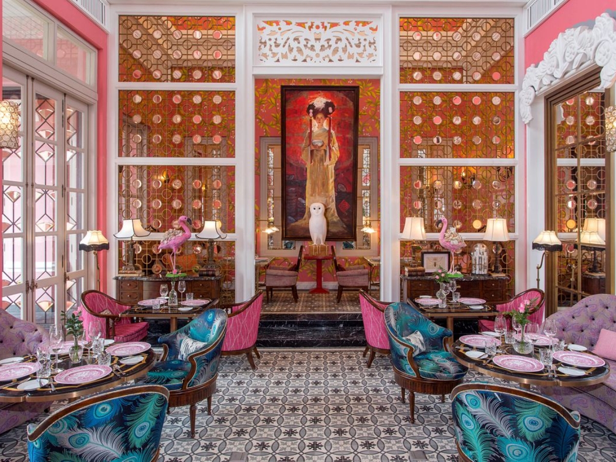 Nhà hàng Pink Pearl với không gian thiết kế như một căn dinh thự màu hồng lộng lẫy. Nhà hàng Pink Pearl với không gian thiết kế như một căn dinh thự màu hồng lộng lẫy.