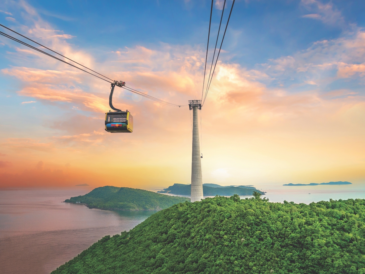 Đi cáp treo Hòn Thơm và ngắm toàn cảnh đảo Ngọc từ trên cao. Đi cáp treo Hòn Thơm và ngắm toàn cảnh đảo Ngọc từ trên cao.