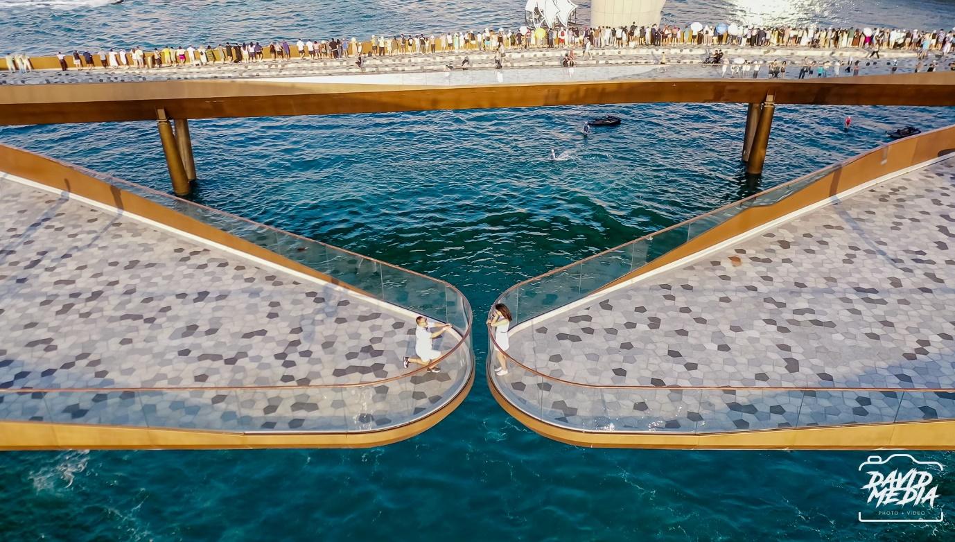 Cặp du khách người Mông Cổ lựa chọn Cầu Hôn là điểm đến ghi lại khoảnh khắc trọng đại nhất trong cuộc đời. Ảnh: David Media