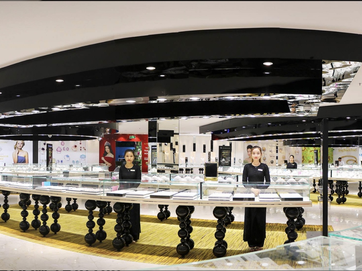 Du khách được tham quan và chiêm ngưỡng bộ sưu tập ngọc trai cao cấp.